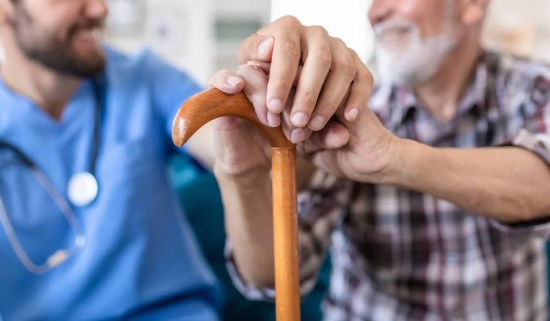 Mi familiar no quiere a un “cuidador” en casa